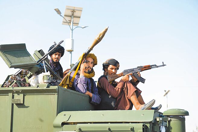 阿國境內的極端組織「伊斯蘭國─呼羅珊省」（ISIS-K），極可能在短短6個月內，就有能力與意圖，對美國本土發動恐怖攻擊。至於另一個恐怖組織「基地」則受塔利班政權庇護。圖為9月1日，塔利班成員乘坐軍事車輛行進在阿富汗坎大哈街頭。（新華社）