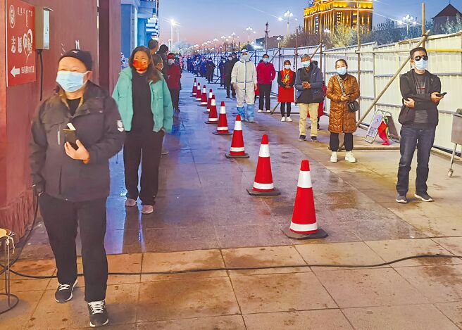 大陆内蒙古自治区疫情再起，图为额济纳旗民眾排队等待核酸检测。（中新社）