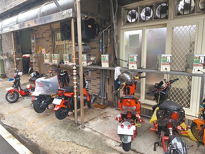 桃园市议员游吾和点出，大园区有许多移工宿舍为透天厝，在1楼私设整排投币式充电桩，担心用电过度易发生火警。（桃园市议员游吾和提供／陈梦茹桃园传真）