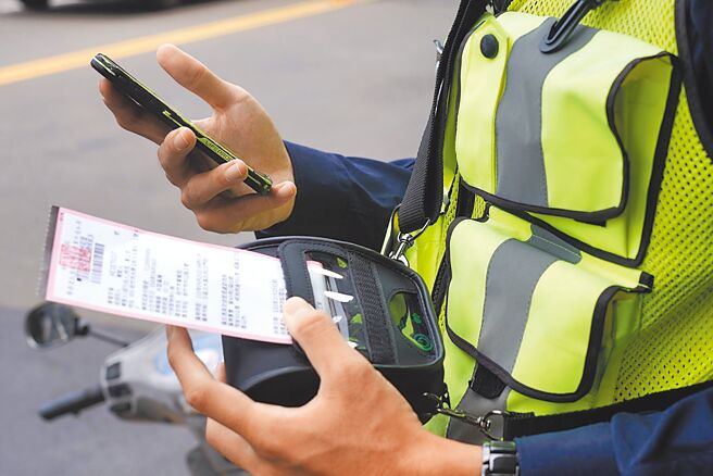 為減少舉發單錯誤比率，新竹市警察局將使用搭配攜帶式藍牙印表機的電子舉發製單系統。（新竹市警局提供／邱立雅竹市傳真）