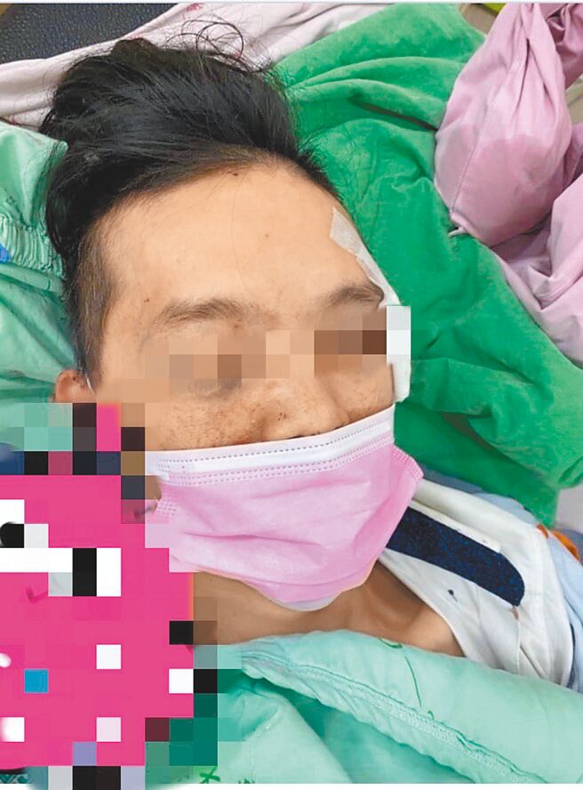 台中市传出超商店员劝导顾客戴口罩，竟遭狂打断肋骨等伤势送医，家属贴文脸书指诉。（翻摄脸书）