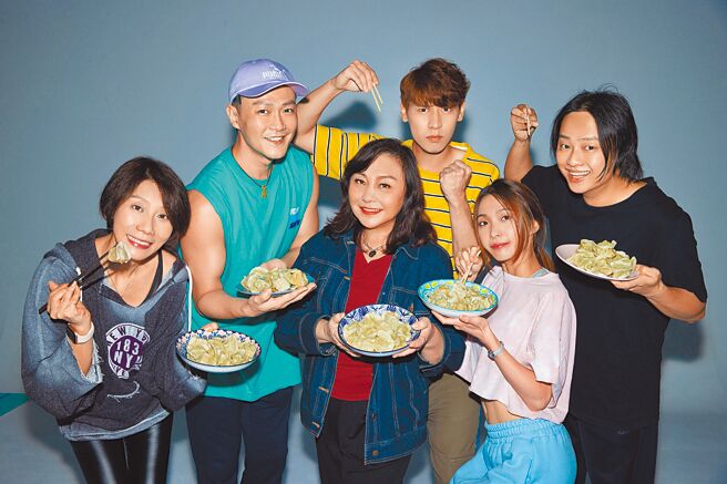 郑怡（中）带水饺探班郎祖筠（左起）、林俊逸、冯秉轩、陈苇廷、赖铭伟等演员。（星光娱乐提供）
