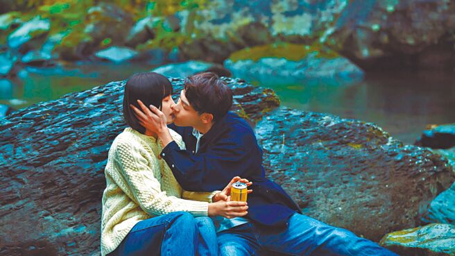 連晨翔（右）和吳子霏的溪邊初吻是片中的重頭戲之一。（双喜電影提供）