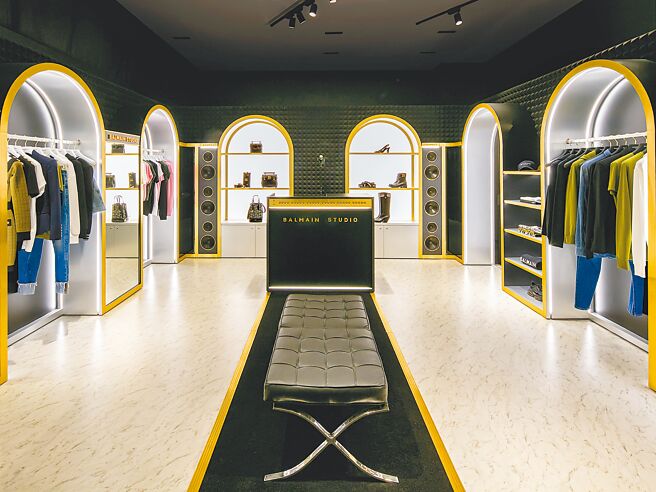 BALMAIN首家快闪店选址于台北新光三越信义A9馆内，以黑、金色元素打造摇滚奢华时尚氛围。（BALMAIN提供）
