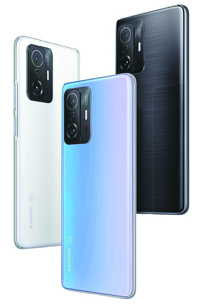 小米全新的Xiaomi 11T Pro 5G及Xiaomi 11T 5G，各推出太空藍、月光白、流星灰3色，定價1萬3999元起，11月9日前預購享小米智慧氣炸鍋3.5L等預購禮、11月10日起於指定通路全面開賣。（小米提供）
