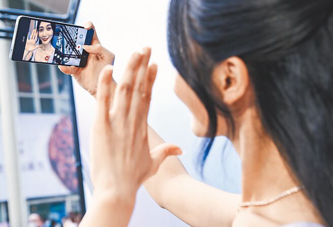 小米全新Xiaomi 11T系列是針對影音創作者所打造，擁有三重麥克風陣列支援音源變焦，還有如前後雙景等功能，方便使用者拍攝。（陳俊吉攝）