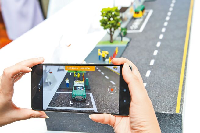 小米全新Xiaomi 11T系列支援專業的HDR 10+攝影功能，以及一鍵式AI電影濾鏡，輕鬆一點即能拍下滑動變焦、時間靜止等特效影片。（陳俊吉攝）