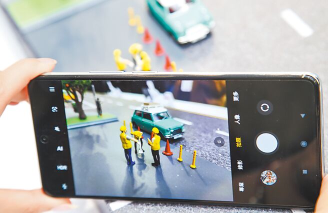 小米全新Xiaomi 11T系列搭載1億800萬像素、超大型影像感光元件的廣角鏡頭，以及800萬像素120°FOV超廣角、500萬像素長焦微距鏡頭，可支援近距離拍攝的微距畫面。（陳俊吉攝）