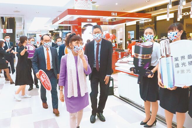 远百总经理徐雪芳（中）领军，今年周年庆表现亮眼。（远百提供）