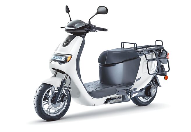 中華eMOVING iE125 PICKUP「專用貨架版」於車側設計專屬支架，可搭配馬鞍袋、物流籃，設計載重為80kg。（中華汽車提供）