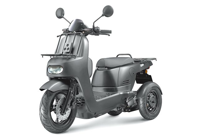 宏佳騰智慧電車Ai-2 Gather+黑隱特仕版，前載貨架荷重5kg、後載貨架荷重35kg，售價12萬7980元。（宏佳騰提供）