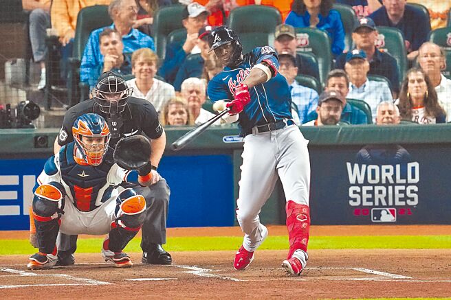 今年季后赛因新冠病毒检验阳性、被隔离10天的索勒，归队担任勇士开路先锋，在世界大赛G1就敲出首打席全垒打。（美联社）