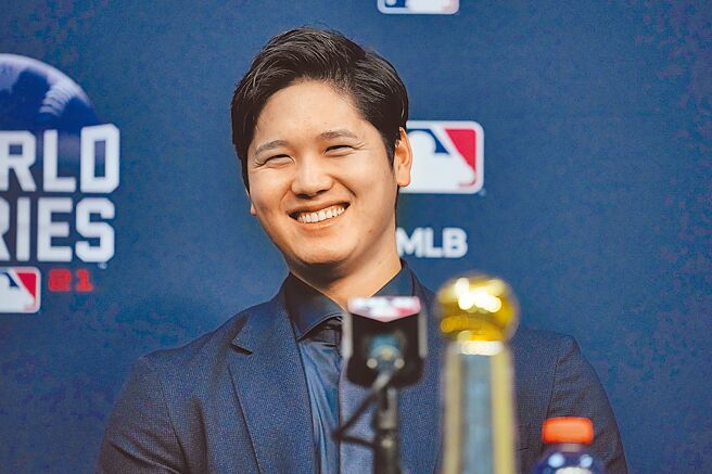 大谷翔平荣膺大联盟主席歷史成就奖，在颁奖时露出招牌的阳光笑容。（美联社）