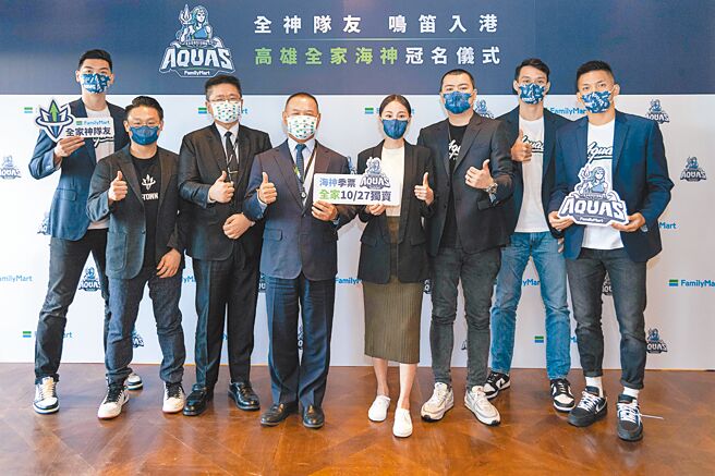 T1联盟高雄海神昨与全家便利商店举办冠名仪式，当家球星胡珑贸（左一）、余纯安（右二）、副队长于焕亚（右一）也誓言新球季中夺下总冠军。（高雄全家海神提供）