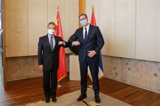 塞爾維亞總統會見王毅 允落實好共建一帶一路重大專案