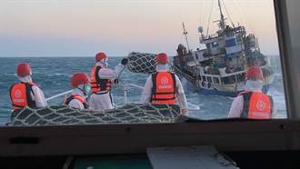 外籍貨船彰化外海進水傾斜恐沈船 海巡惡浪中救7船員