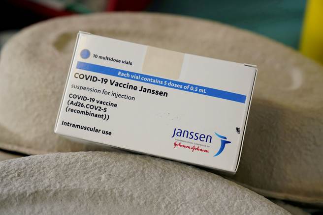 知情人士透露，約3000萬至5000萬劑新興生技代工製造的嬌生COVID-19疫苗，仍閒置在工廠等待監管機關放行。（圖／路透社）