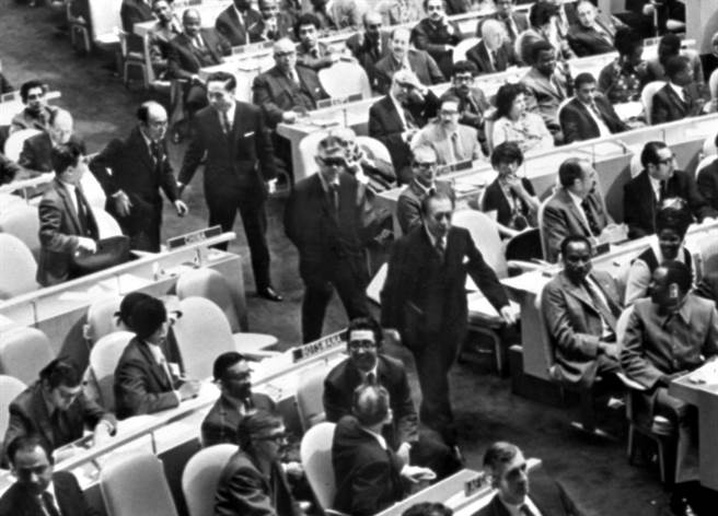 第26届联合国大会以投票方式通过中国代权的「两阿」提案后，中华民国驻联合国代表周书楷即宣布退出联合国大会议程，并率团步出会场。（图／中新社）