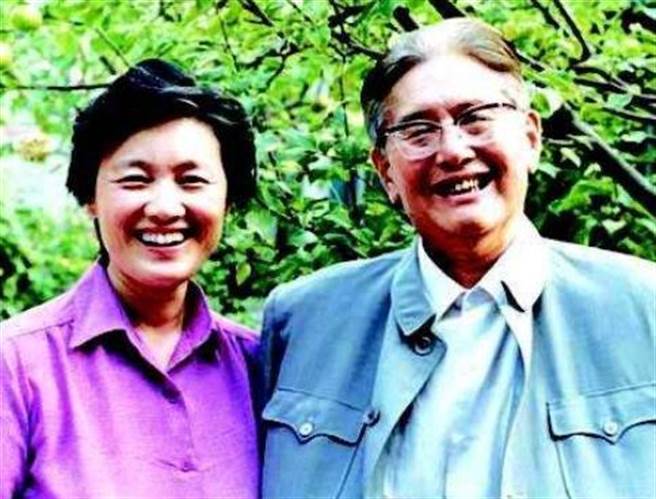 乔冠华有3次婚姻，最后一次结婚时已60岁，比小他22岁的外交部翻译官章含之结婚。当时因为子女反对，还把子女都赶出家门。（图／网路）