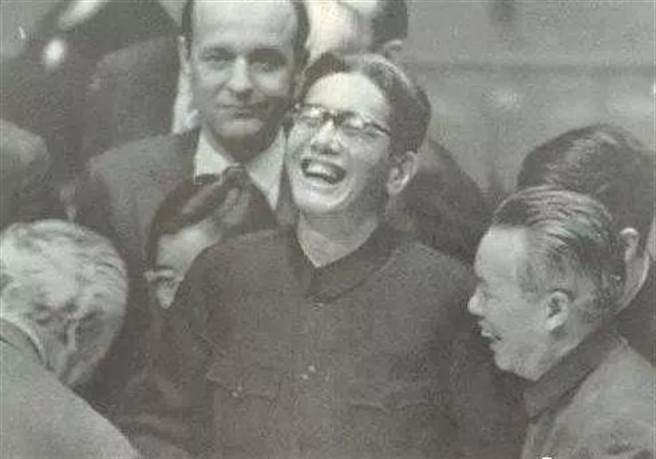 乔冠华在演讲过后，各国代表趋前恭贺，排起了长长的队伍，乔冠华始终带着极为亢奋的笑容。（图／网路）