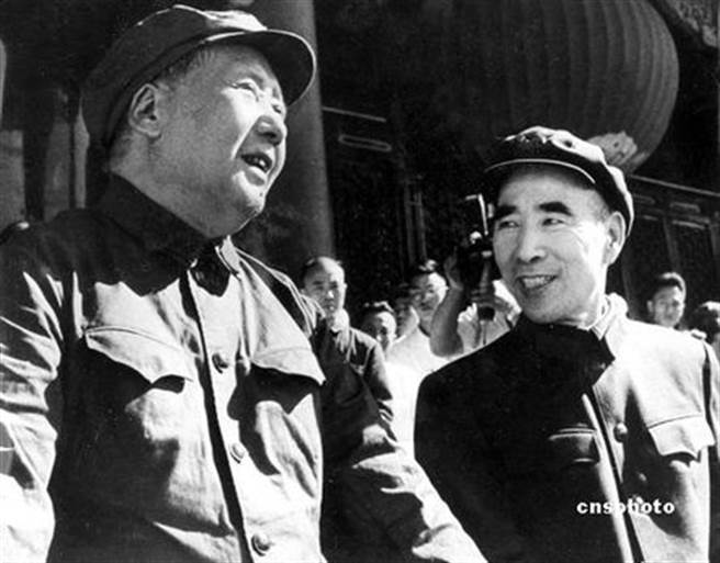 毛泽东在联合国代表团出发前夕接见团员并鼓励他们要有「不入虎穴，焉得虎子」的勇气，同时也透露了林彪叛逃在蒙古坠机死亡的消息。（图／中新社）