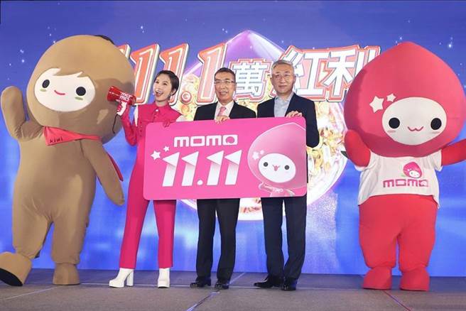 圖說:momo 2021《雙11超狂購物節》11月1日開跑，最大獎豪擲111.1萬元紅利金。圖中為富邦媒董事長林啟峰、右為總經理谷元宏。(圖/富邦媒提供)