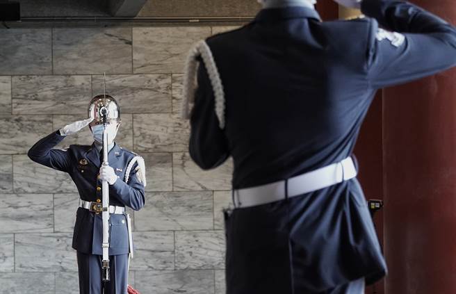 行政院长苏贞昌28日拍板明年军公教调薪案，军公教调薪4％，所需经费314亿，这是蔡政府任内第二度替军公教调薪，也是25年军公教调薪幅度最高的一次。（陈信翰摄）