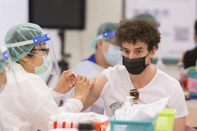 台湾花5个月让疫苗覆盖率突破70%，专家分析英美数据认证，我们真的很努力。（杜宜谙摄）
