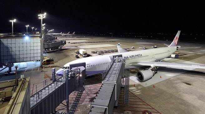 空侧机坪照明改为LED后，大幅提升航机及地勤人员夜间作业安全。（机场公司提供）