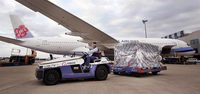 载运第10批BNT疫苗的华航班机29日清晨抵达桃园机场，班机在地勤人员指挥下进入机坪。（范扬光摄）