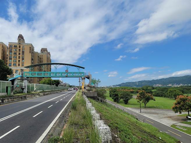 新北市土城工业区周边缺乏绿地空间，居民往往需跨越老旧天桥，或绕行至成功街水门，才可至对面妈祖田河滨公园运动，但因天桥桥体高约4公尺，对长者、身障人士极为不便；新北市高滩处近期决议整建原有陆桥，增设无障碍牵引道。（新北市高滩处提供）