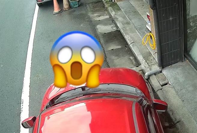 一名宜兰店家分享，有民眾把他们摆放在店门前的三角锥整根噜走了。（翻摄自脸书社团《宜兰知识+》）