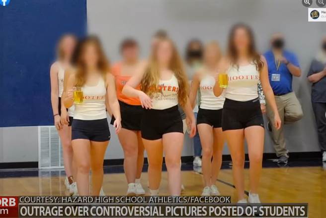 學生打扮火辣貼校長與教師跳熱舞，相關活動照片曝光後，引發外界撻伐。(圖翻攝自/YouTube/WDRB News-Official)