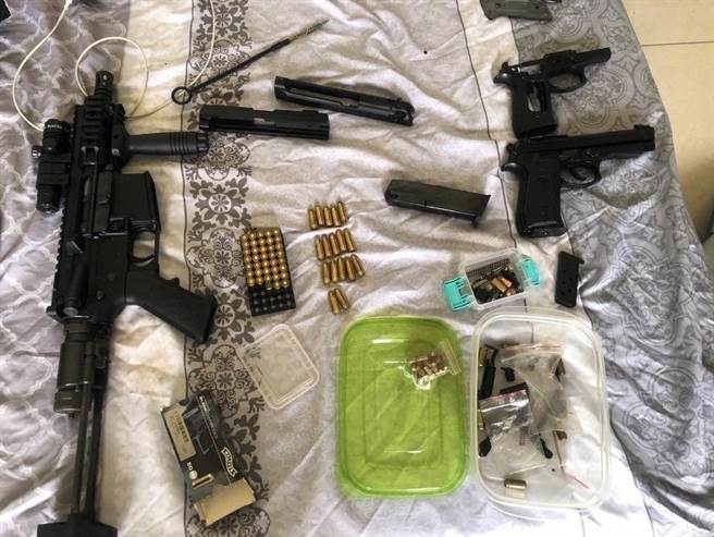 警方查获6把各式改造枪支。（翻摄画面／林郁平台北传真）