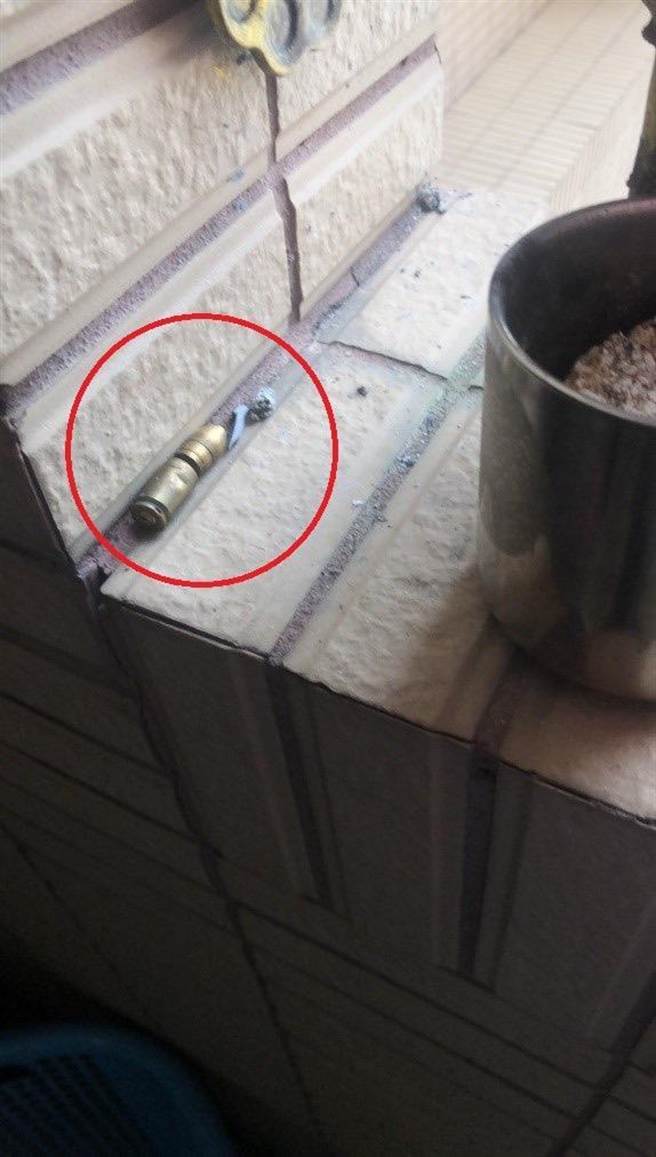 嫌犯大胆在阳台试枪，现场还遗留弹壳等证物。（翻摄画面／林郁平台北传真）