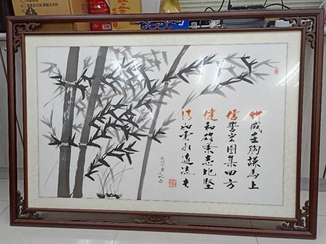 警方查获藏头诗字画，嫌犯刻意显示帮派背景。（翻摄画面／林郁平台北传真）