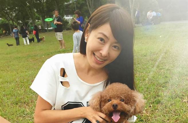 贾永婕2014年宣布收养Q比。（图／翻摄自贾永婕的跑跳人生脸书）