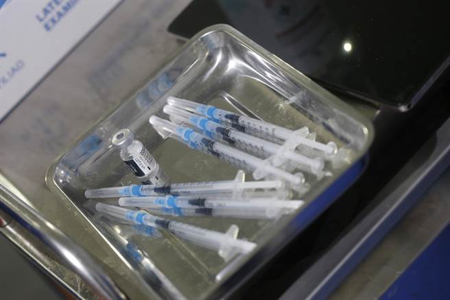 專家警告，接種過2劑疫苗的人仍會染疫，並傳染給其他同住者。(圖／美聯社)