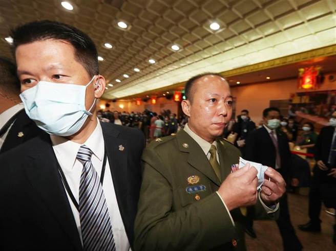 陈敏华（右）在将官晋任典礼时，遭媒体提问私菸案避而不答，由特勤中心人员护送快步离开会场，不愿接受媒体提问。(中时资料库)
