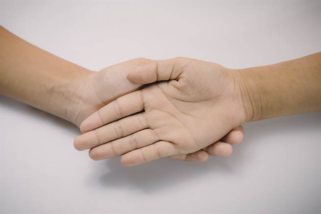 掌纹也能看出大肠癌？中医楼中亮指出，如果手掌心这些特殊纹路，又感觉排便异常的话，建议就医检查。(示意图/Shutterstock)