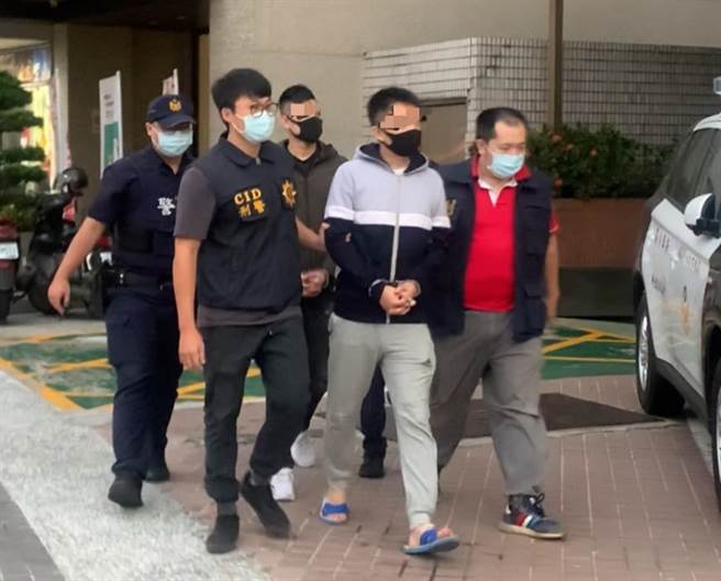 绰号「金毛」的蔡姓男子今年2月曾在高雄某舞厅外砍伤网红「超艾夹」，随后还涉及仁武枪击案，25日凌晨蔡男又率眾于高雄新兴区一家娱乐城持刀斗殴闹事，警方将涉案的蔡男、许男等5人依恐吓、伤害、妨害秩序等罪嫌移送高雄地检署侦办。（翻摄画面／洪浩轩高雄传真）