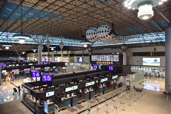 桃园机场第二航厦全面换成LED灯，不仅改善灯光照度，且环保又经济。(桃园机场提供／简立欣台北传真)