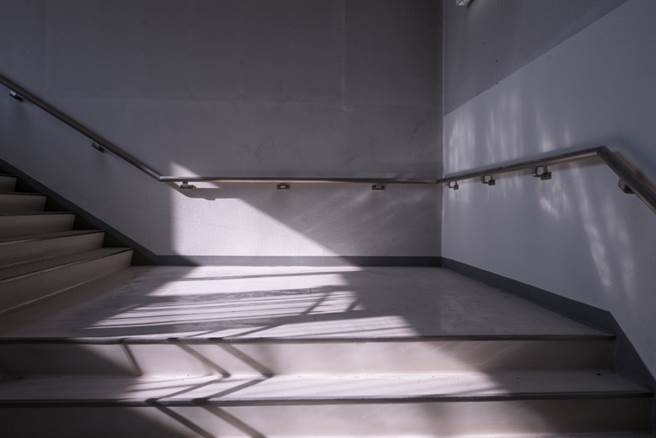 1990年间台北市某间国小发生女童奸尸案，女童被发现陈尸于学校活动中心的楼梯间。（示意图／Shutterstock）