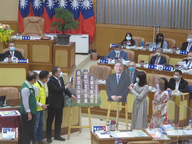 新北市長侯友宜（左3）表示，尊重每個人的說法，他堅持的價值只有一句話就是「追求民主自由人權法治，捍衛中華民國、保護台灣人民」。（陳慰慈攝）