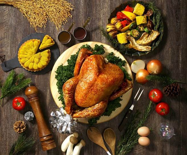 抢岁末感恩圣诞节庆餐饮商机，台北花园大酒店推出炉烤火鸡礼篮外卖。图／台北花园大酒店提供