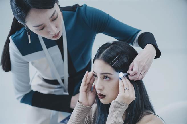 林子熙（左）与莫允雯有对手戏。（瀚草影视提供） 