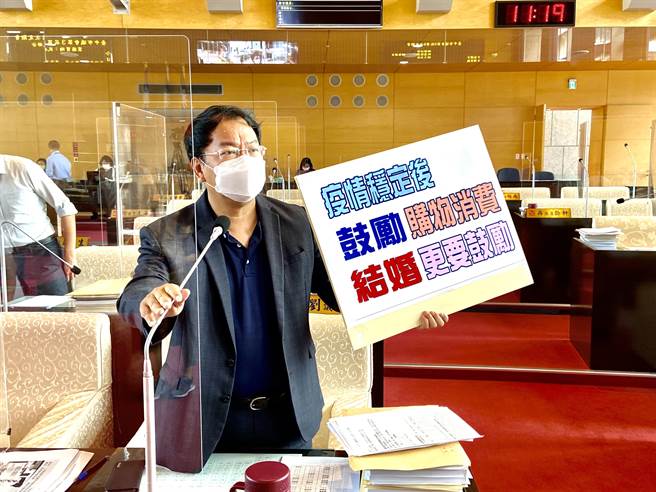 台中市议员谢志忠强调，疫情稳定后，政府鼓励购物，结婚更要鼓励。（卢金足摄）