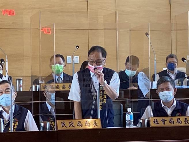 台中市民政局长吴世玮说，为鼓励结婚，今年十一月联合婚礼设在大肚磺溪书院，也有祝新人早日「大肚」的好寓意。（卢金足摄）