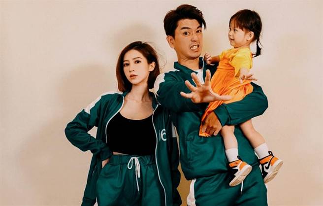 潘逸安(中)和老婆Vivian、女儿米估以《鱿鱼游戏》角色拍万圣节照片。艾迪升传播提供