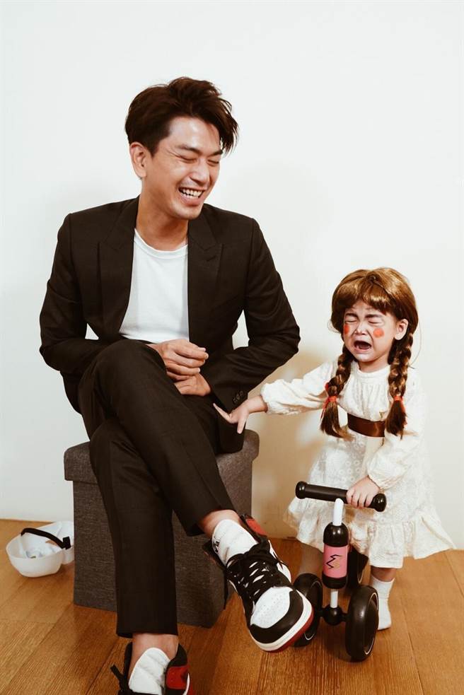 米估(右)被潘逸安的装扮吓得嚎啕大哭。艾迪升传播提供